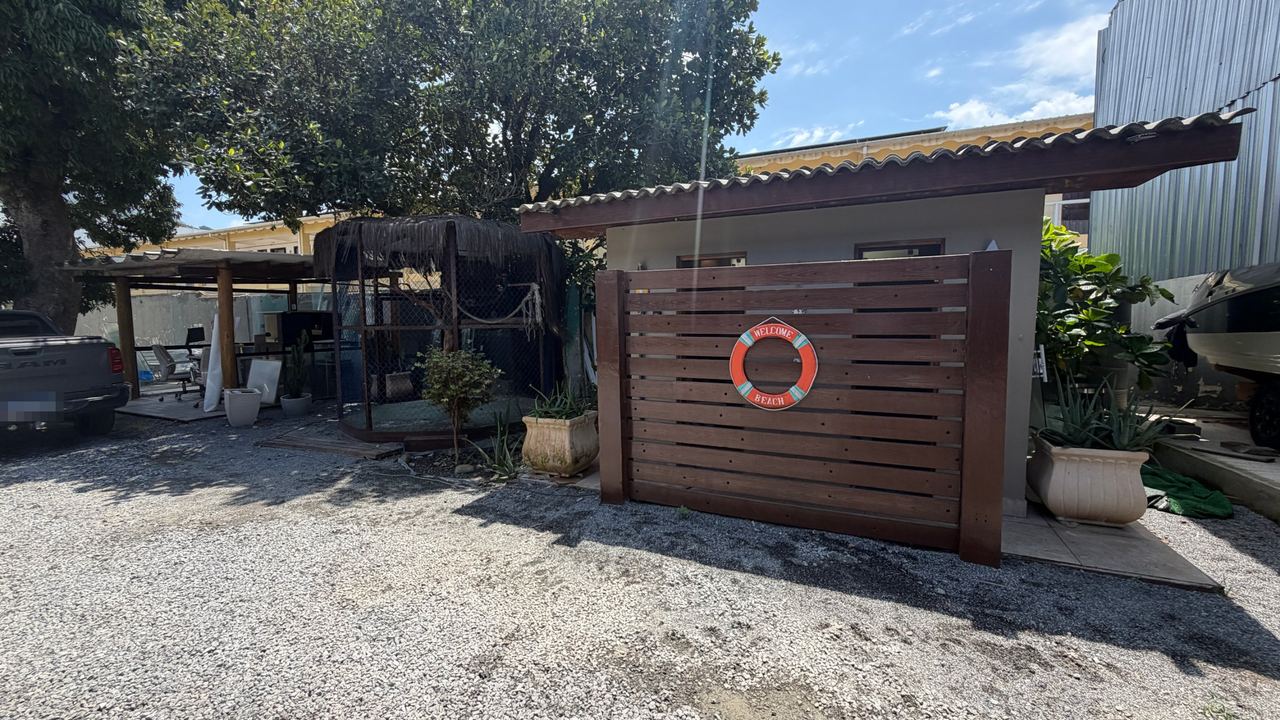 Área de recepção e escritório da garagem náutica
